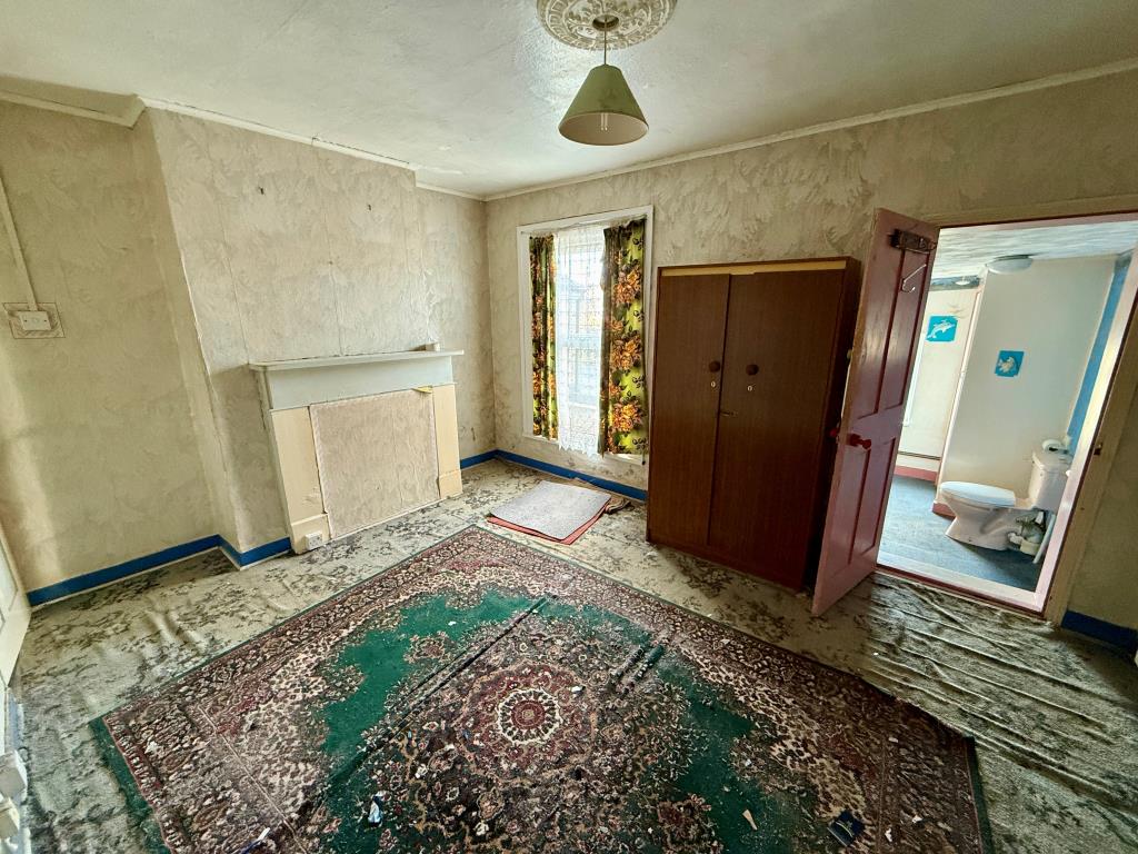 Lot: 69 - TERRACED HOUSE FOR REFURBISHMENT - Bedroom two